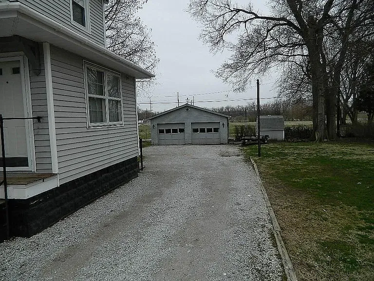 115 E Riverside Dr — Photo 3