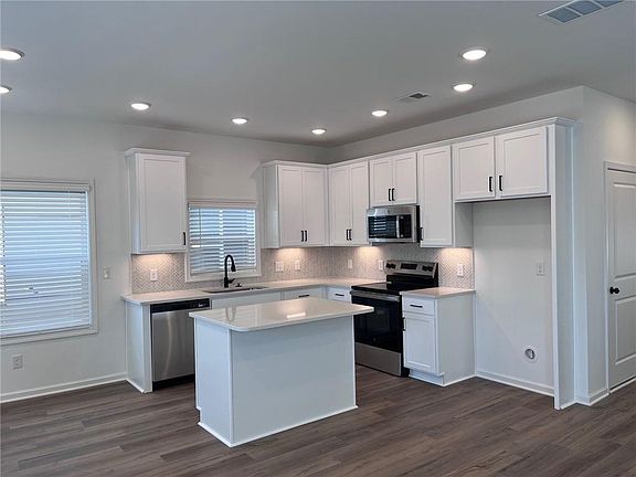 4th image of 183 Jackson Hts