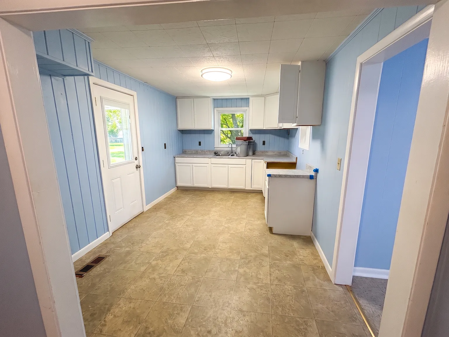 3 bed, 916 sqft, $1,400 — Photo 2