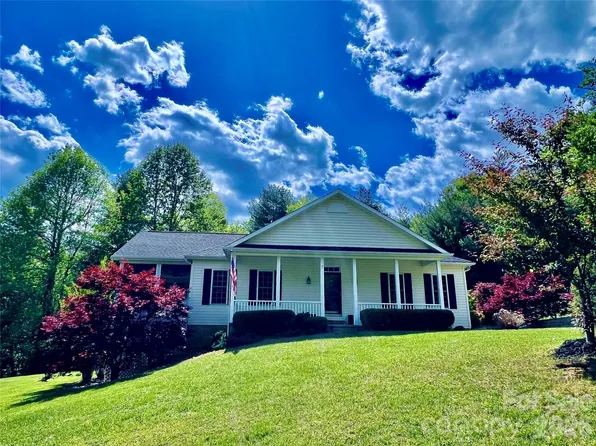 7 Curtis Dr, Hendersonville, NC 28739