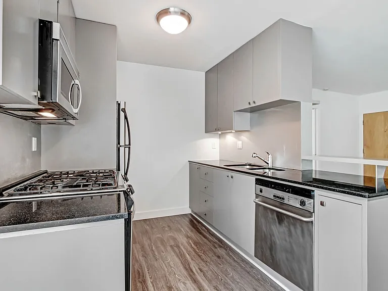 117 Pacific St. in Sant Monica - 1 block to the beach and Main St! — Photo 2