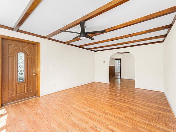 SPACIOUSE Sunfilled Living Room with Separate Entrance