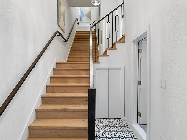 628 Los Palmos Dr — Photo 4
