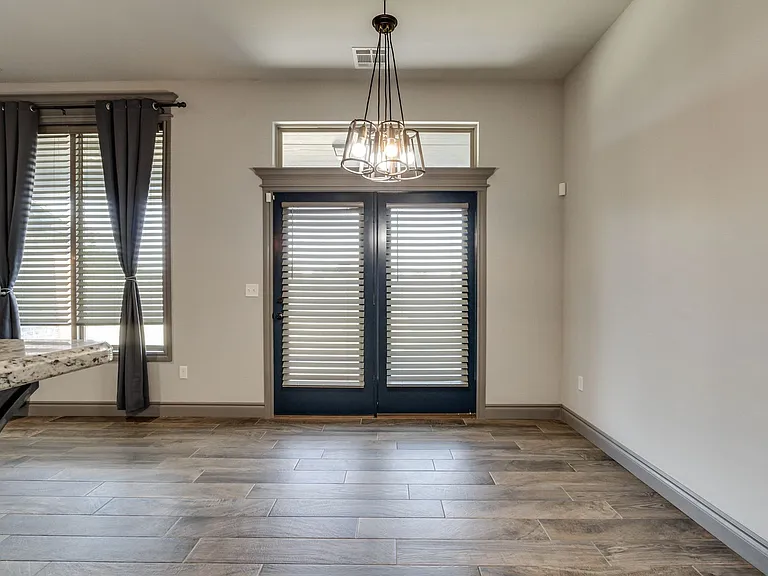 6133 Oxnard St — Photo 14