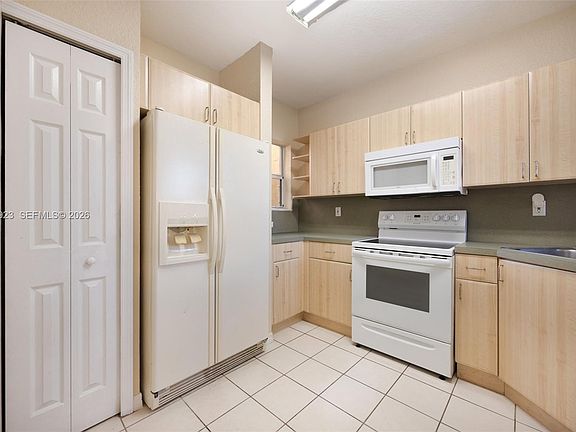 5th image of 940 SW 6th Ave