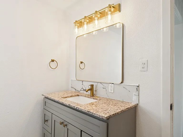 303 N Delphine St — Photo 10