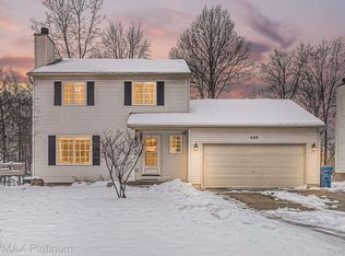 429 Cove View Dr, Waterford, MI 48327