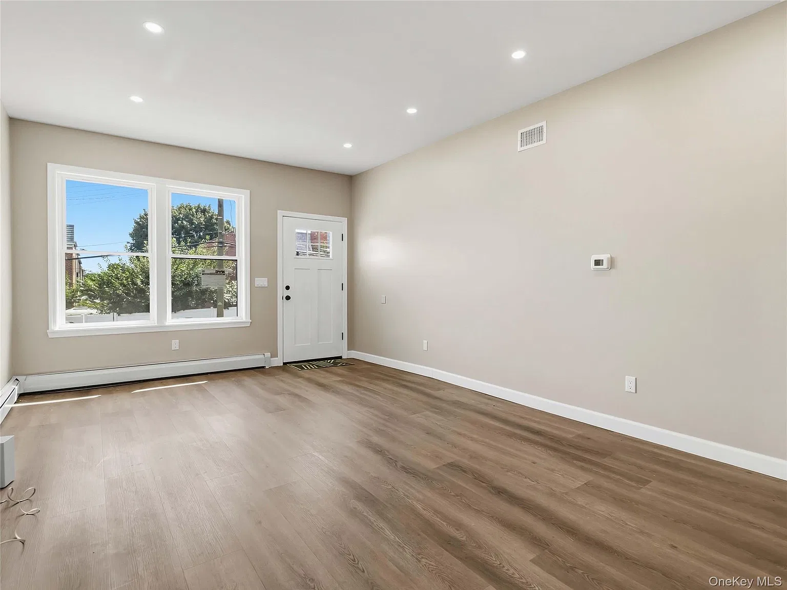 3 bed, 1.0 bath, 948 sqft, $5,500 — Photo 4
