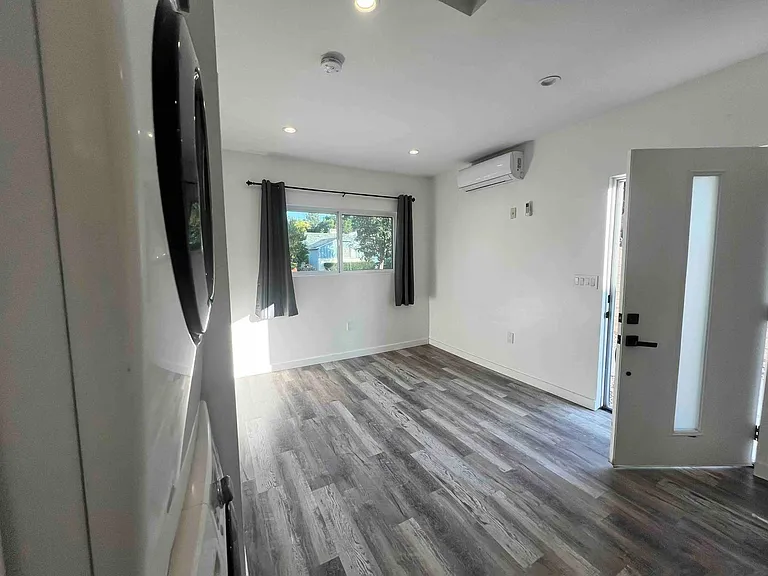 8045 Darby Ave — Photo 8