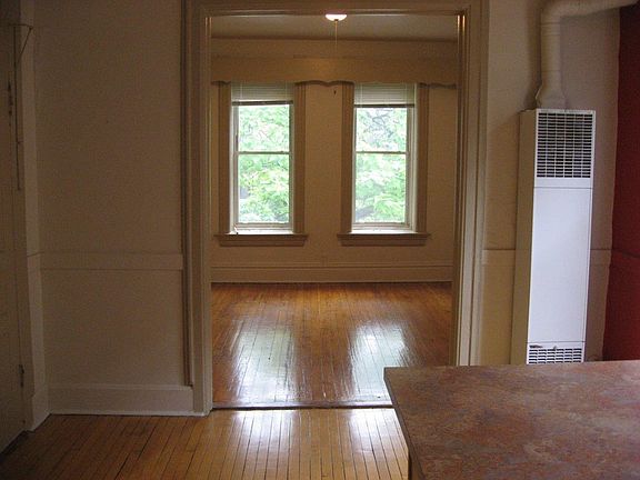 2nd image of 1038 N Winchester Ave APT 1F