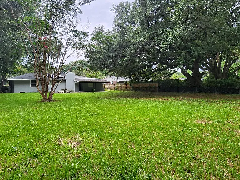 1120 Stratford Rd — Photo 19