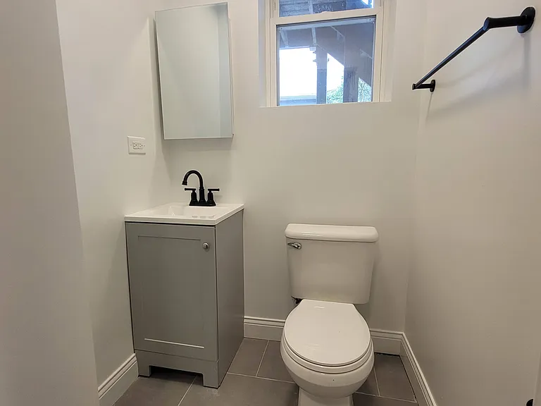 1634 W Granville Ave — Photo 9