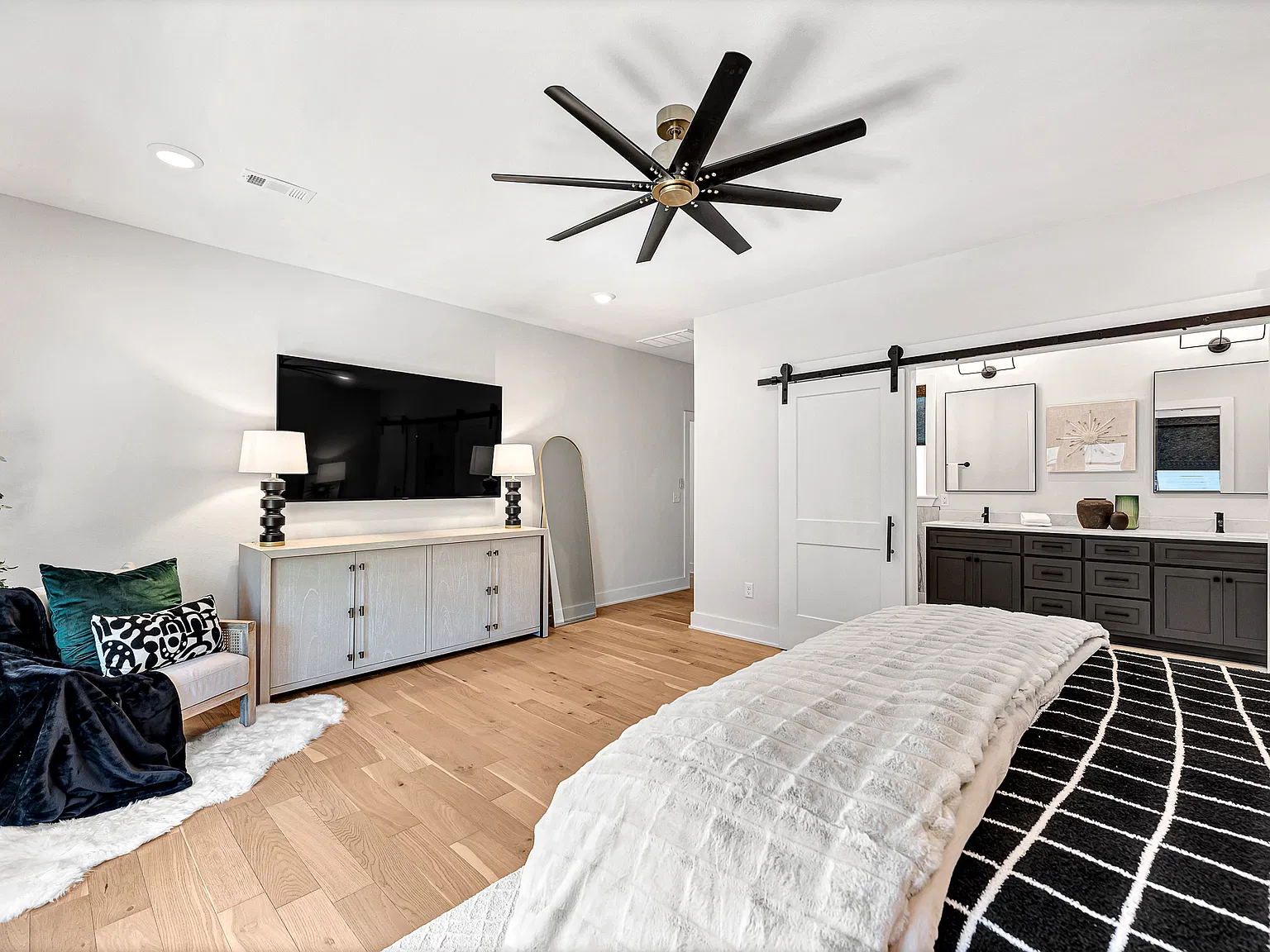 4 bed, 4200 sqft, $8,500 — Photo 4