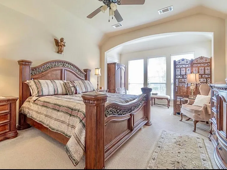 908 Lake Grove Dr — Photo 4