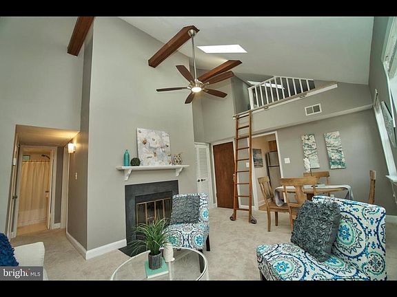 4th image of 2109 N Scott St APT 55