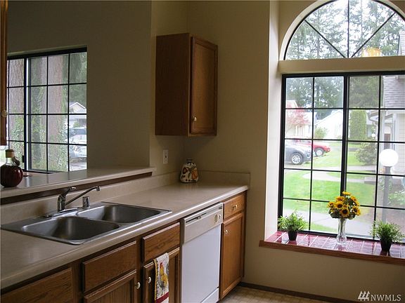 4th image of 566 Malibu Dr SE