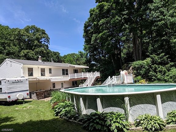 3rd image of 13 Dorchester Dr