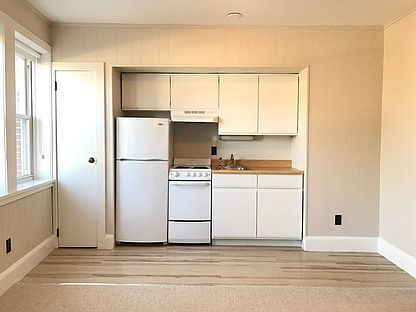 3rd image of 105 Newtown Ln APT 6