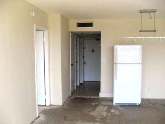 4th image of 20379 W Cntry Clb Dr APT 537