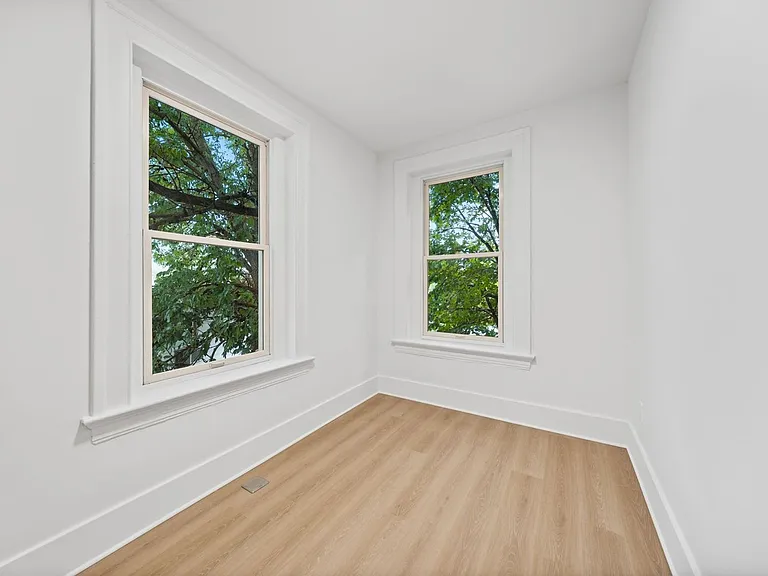 411 2nd St SE — Photo 29