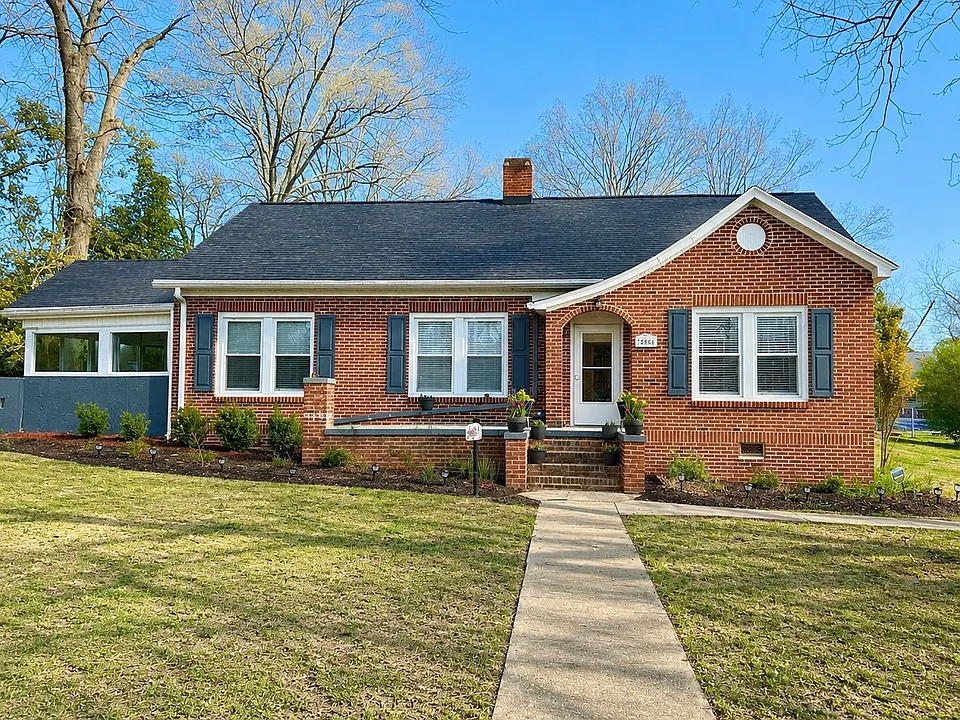 206 Laurel Ave E