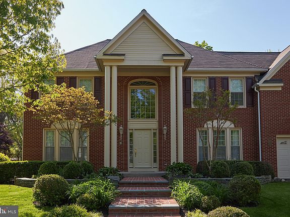 2nd image of 211 Whitney Pl NE