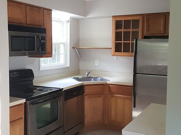 3rd image of 1044 N Daniel St Floor 1