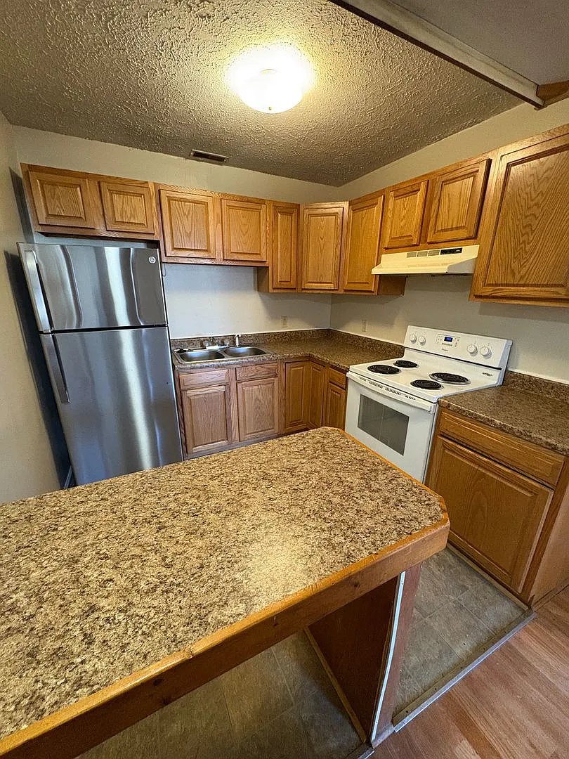 3990 - 205 S. Lewis St. (Glenville) — Photo 2