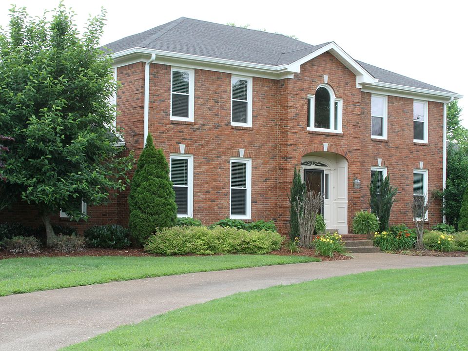 Corner lot- circular drive