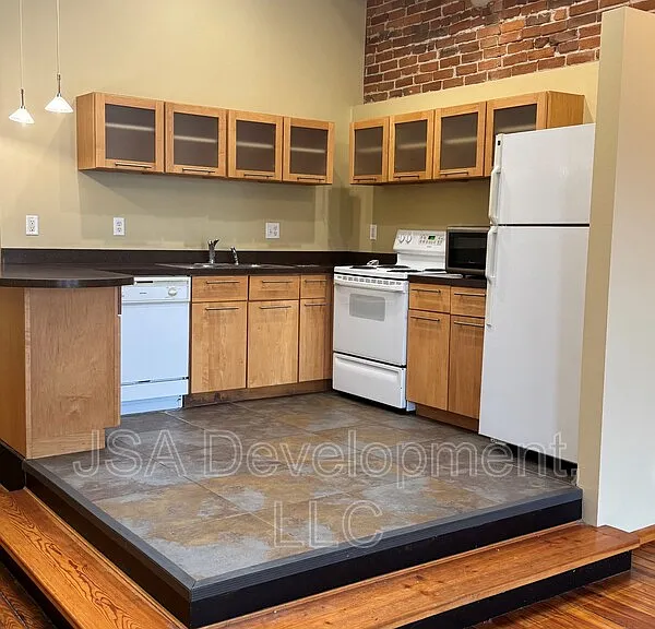 220-224 E 4th St #204 — Photo 3
