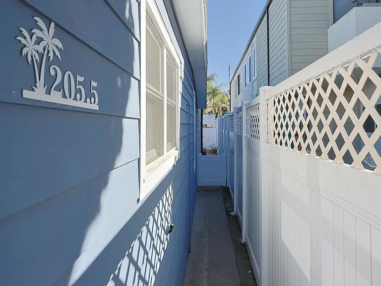 205.5 C Ave — Photo 21