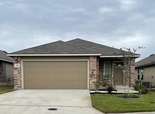 145 Hogans Aly, Floresville, TX 78114