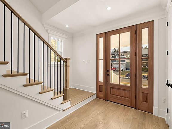 5th image of 10110 Dickens Ave