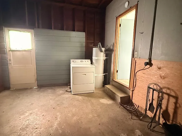 564 Eugene St — Photo 12