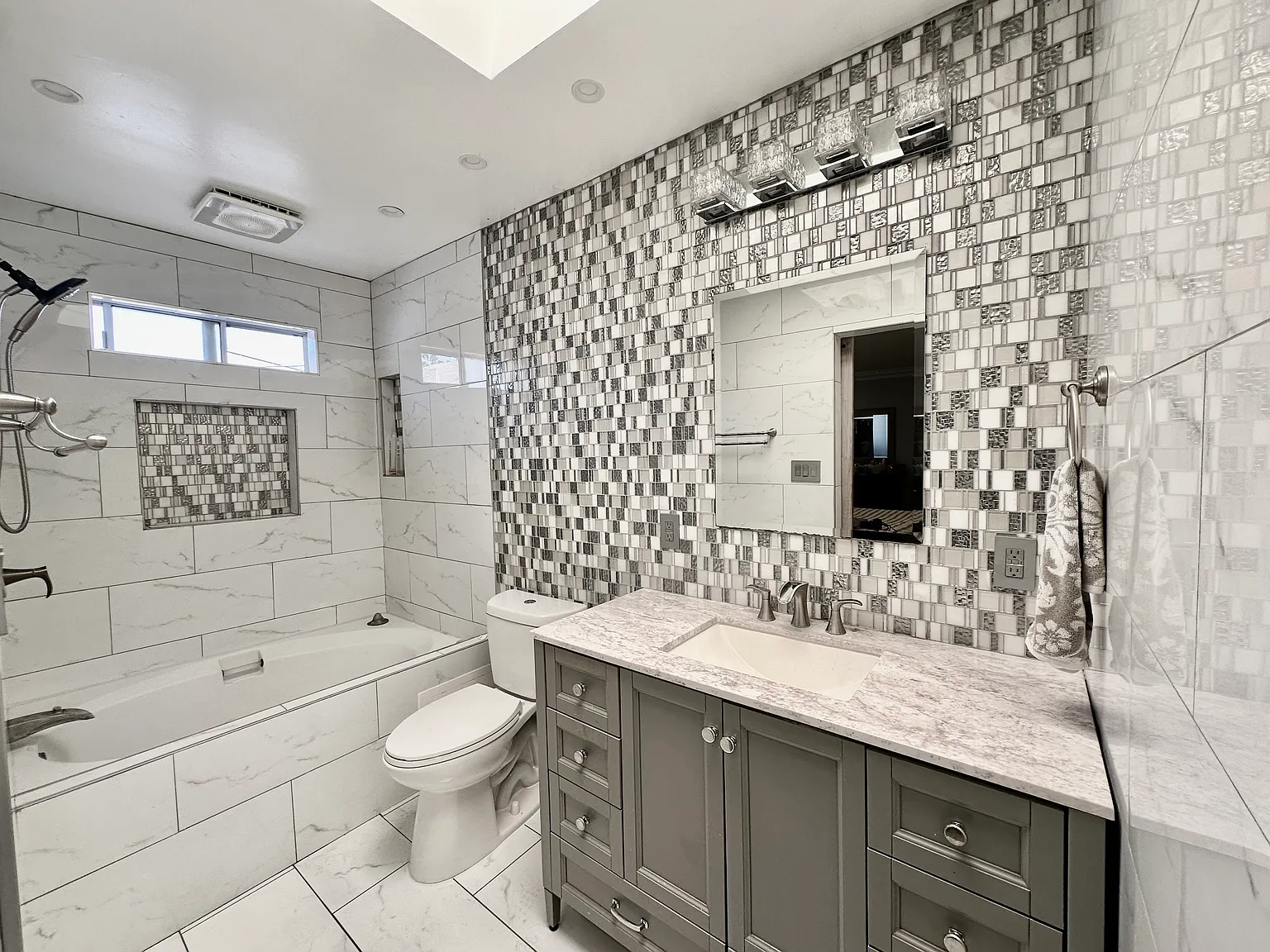3 bed, 1361 sqft, $3,995 — Photo 2