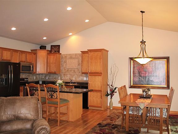Inviting kitchen & dining area!