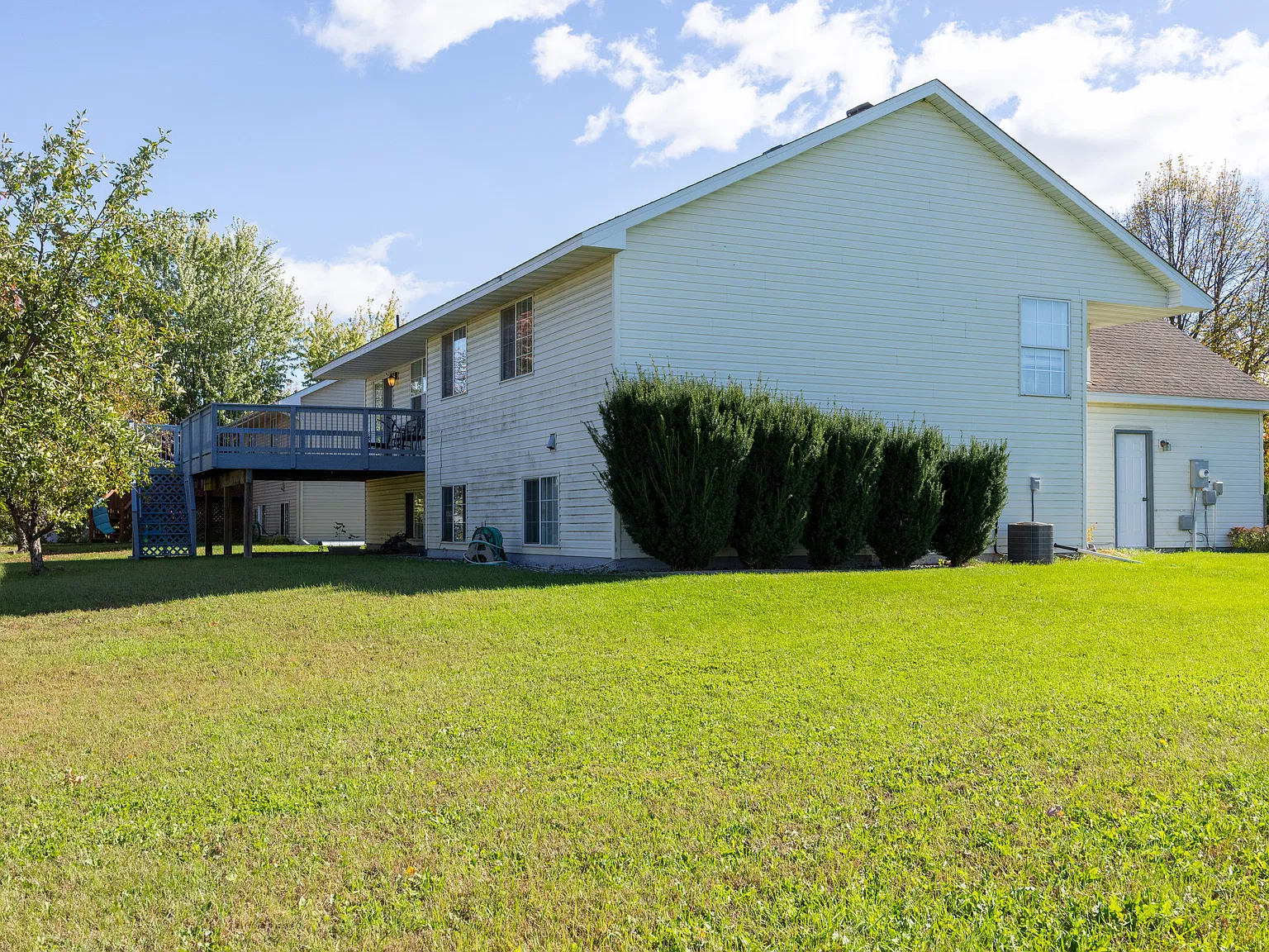 6 bed, 2336 sqft, $3,100 — Photo 3