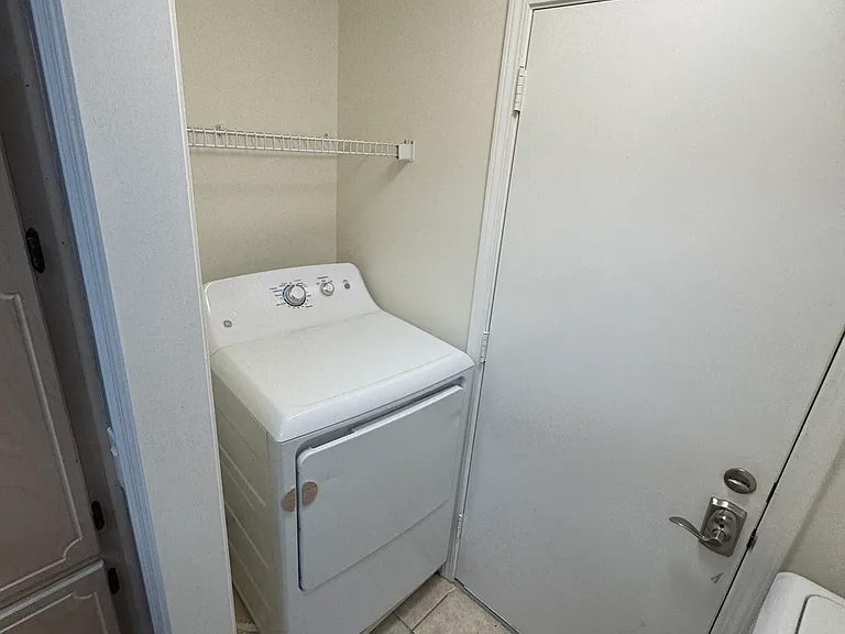 2074 Cambridge Cir — Photo 14