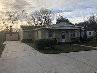 Large front yard with a lots of parking space.