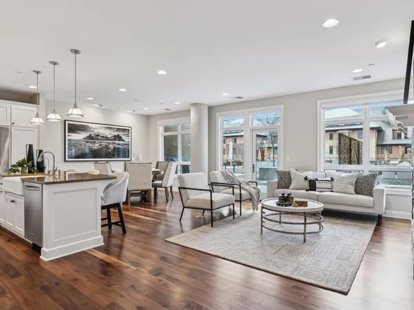 875 Lake St N APT 217, Wayzata, MN 55391