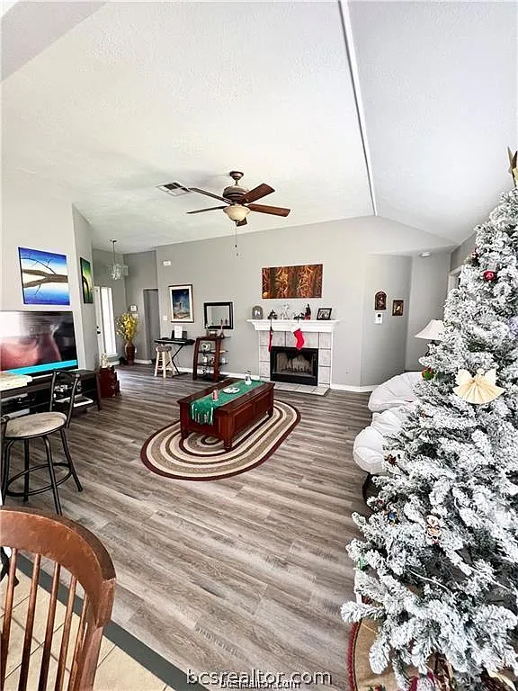 3 bed, 1405 sqft, $2,200 — Photo 4
