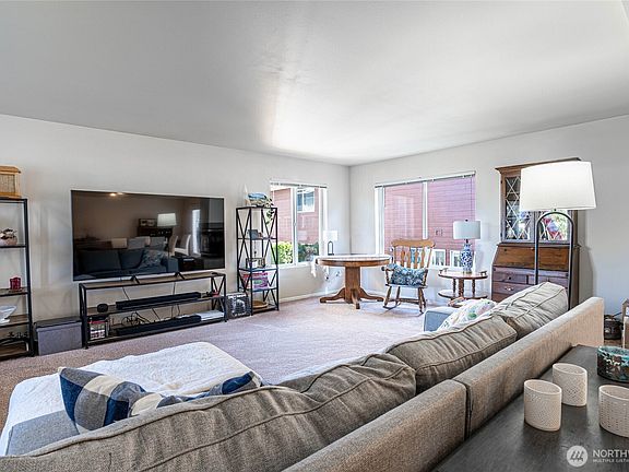 2nd image of 433 W Webster Avenue