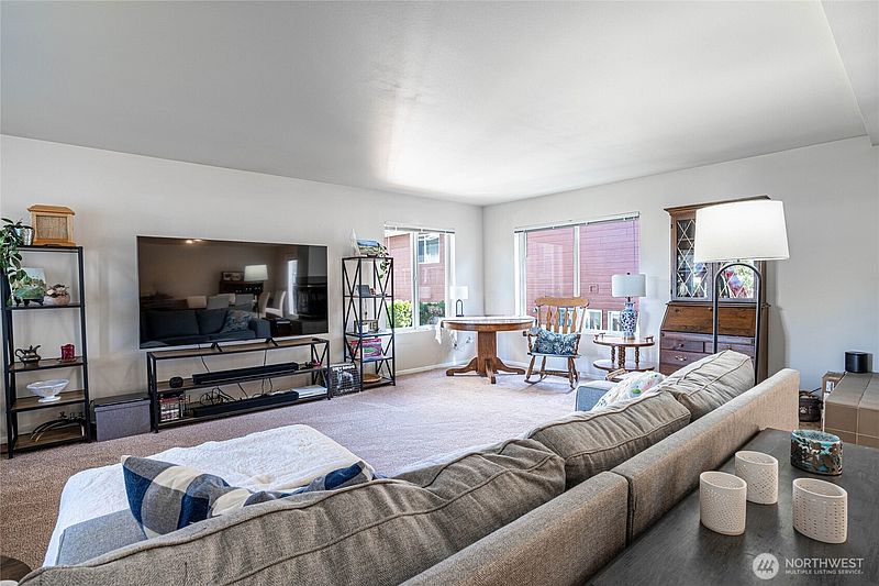 2nd image of 433 W Webster Avenue