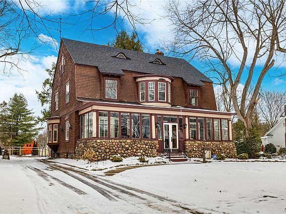 4th image of 907 N George St