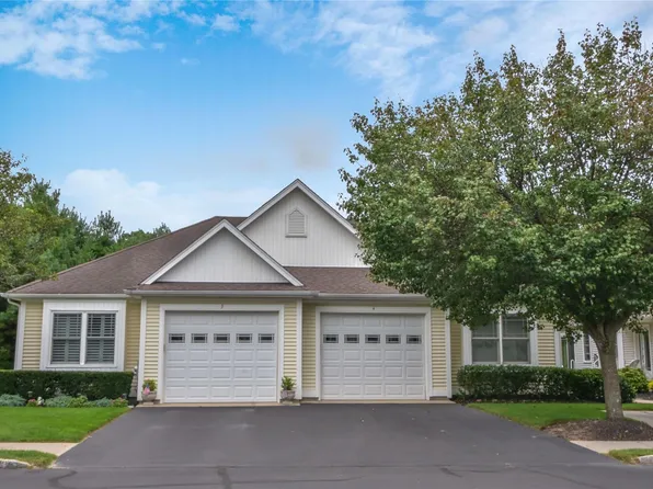 4 White Oak Court #4, Coram, NY 11727