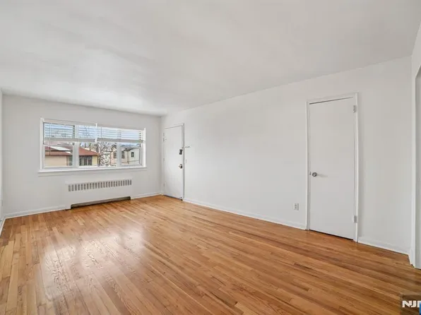 2430 8th St #5B, Fort Lee, NJ 07024