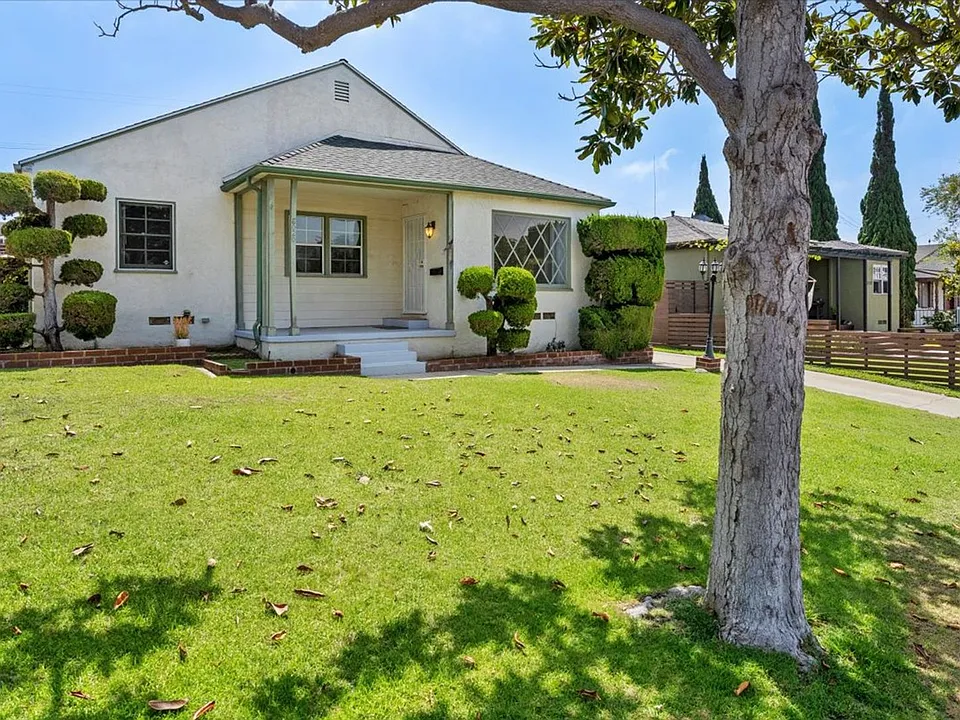 8020 Cowan Ave