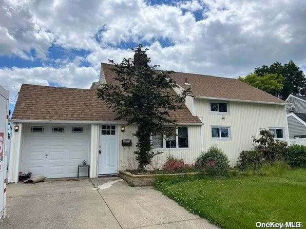 26 Eve Lane, Levittown, NY 11756