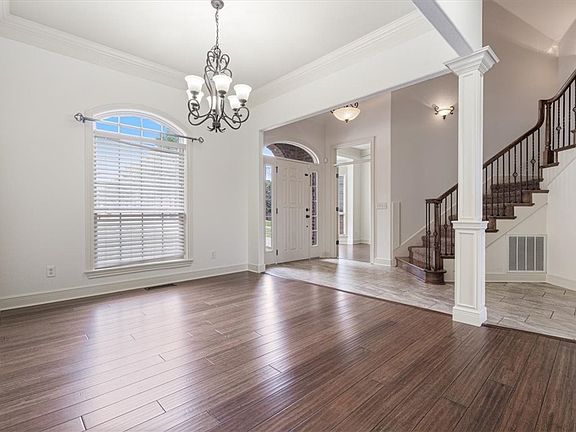 3rd image of 2427 Summer Oak St