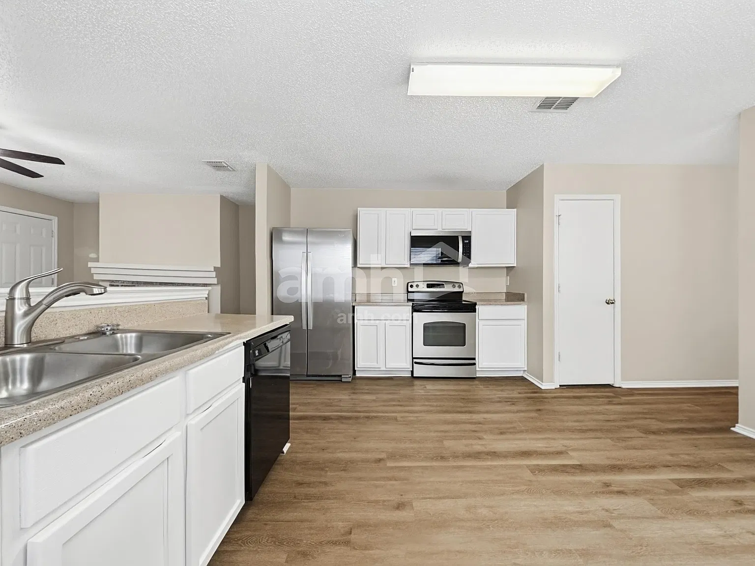 3 bed, 2.0 bath, 1899 sqft, $2,130 — Photo 4